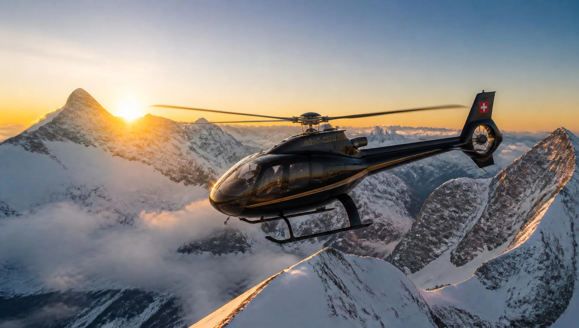Helikopter über verschneiten Alpengipfeln im Abendlicht
